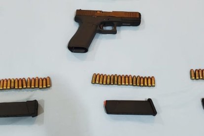 Esta arma de fuego fue incautada en el allanamiento a los turcos en Samborondón.