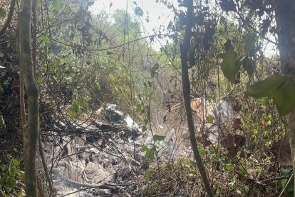 La aeronave terminó en pedazos luego que cayera en llamas.