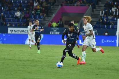 El extremo Alexander Bolaños (i) fue el primer refuerzo de Independiente del Valle para 2024.