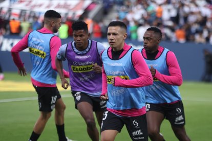 Alexander Bolaños (i) ya no entrena con el plantel principal de los rayados.