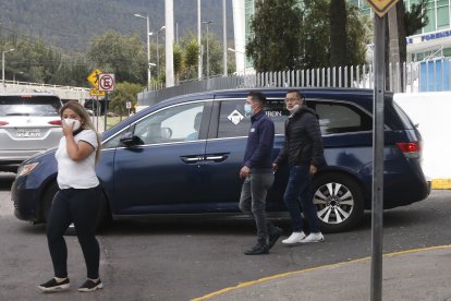 Las funerarias, al parecer, tienen una tarifa que les pagan a los funcionarios de la entidad por información.