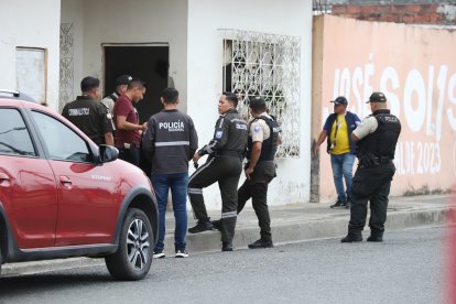 La policia recabó indicios en la casa donde se registró el crimen.