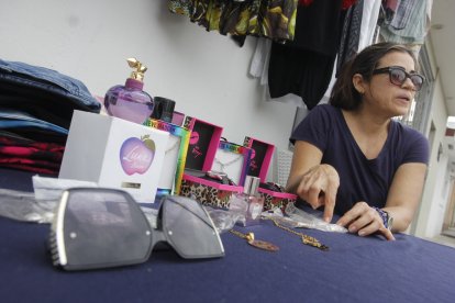 Además de ropa nueva y usada, también se venden perfumes, zapatos y accesorios.