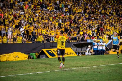 La hinchada amarilla, feliz con el Polaco.