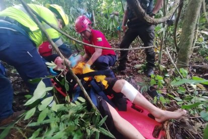 Al pie de unos árboles, cerca de donde estaba la aeronave accidentada, localizaron al pasajero herido.