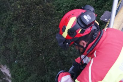 Los bomberos coordinaban todo desde la parte alta del puente.