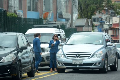 Trabajadores de funerarias esperan en las afueras de las casas de salud.
