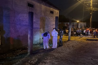 La policía cercó el área y recolectó indicios balísticos.