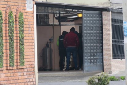 Personal de la policía y Fiscalía revisó la vivienda donde dejaron la advertencia.