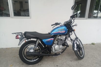 La motocicleta en la que se movilizaban los delincuentes.