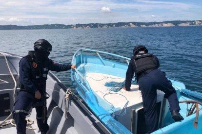 Las lanchas fueron requisadas por personas de las fuerzas del orden,