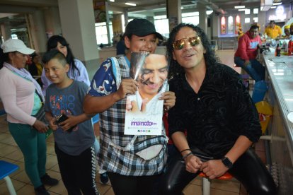 El cantante se dio tiempo para fotos y autógrafos en Mercado Modelo.