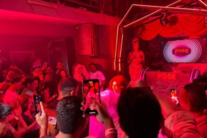 Decenas de personas se reúnen en Pose para ver a las 'Drag Queens'