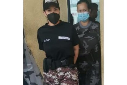 La mujer, en 2021, estuvo en la Cárcel Regional de Guayaquil. Se encontraba con un uniforme de guía penitenciaria.