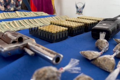 Entre las evidencias constan armas, dinero, municiones y drogas.