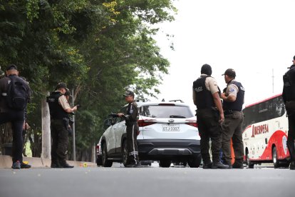 Hombres de la Policía Nacional llegaron al lugar para investigar el caso.
