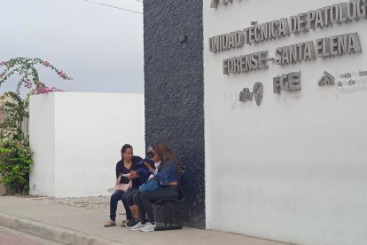 Allegados de los fallecido llegaron a la Unidad Forense de Santa Elena.