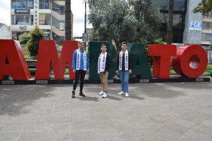 Tres de los cuatro candidatos a rey LGBTI+ cuya elección será el viernes 31 de mayo en Ambato.