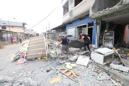 De entre los escombros, las personas afectadas buscaban rescatar lo poco que les queda