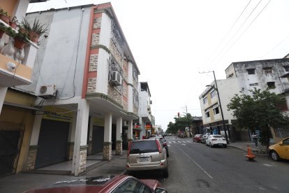 El dueño de la mueblería permanece secuestrado.