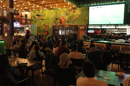 Lugares de comida se preparan para transmitir la final de la Champions League.
