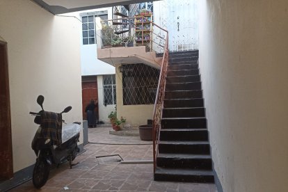 En el inmueble hay angustia por cada día que pasa sin saber del paradero de Flor.