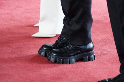 Daniel Noboa luciendo unos zapatos llamativos.