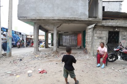 La casa esquinera de dos plantas afectada por la explosión.