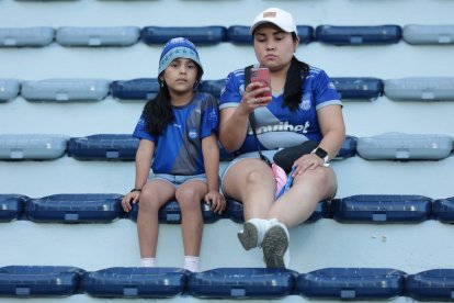 Hubo poca asistencia de público azul en el cierre de la primera etapa.