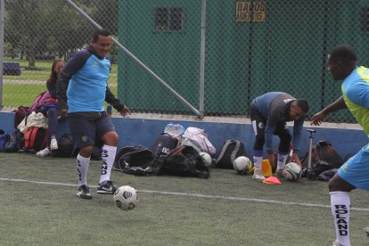 Patricio Ruiz (i) es el director técnico de Espoli que apunta a regresar a la primera división.