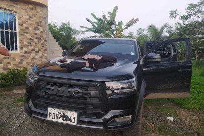 La camioneta de color negro que tenía las placas ocultas con cinta, aumentó las sospechas.