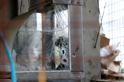 Las huellas del ataque violento en el billar.