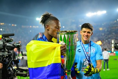 Andrés Micolta besando la Concachampions, arropado de la bandera de Ecuador.