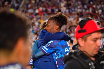 Andrés Milcolta y un abrazo eterno con el entrenador Guillermo Almada.