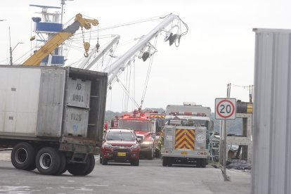 Poco después del retiro de los cadáveres, aún había unidades bomberiles dentro.
