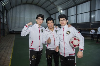 Gerardo Morán (c) con sus hijos Jahir y Joshua, quienes forman parte del equipo.