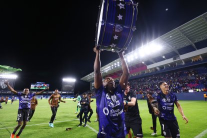 Renato Ibarra durante los festejos de los negriazules, tras ganar la primera etapa.
