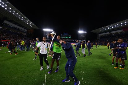 La cerveza no faltó en la fiesta de los rayados que son finalistas de la LigaPro.