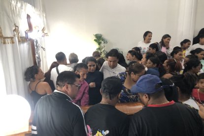 En el velorio de los influencer asesinados.