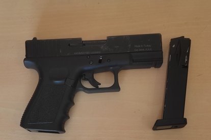 Los sospechosos llevaban un arma de fuego escondido en un vehículo.