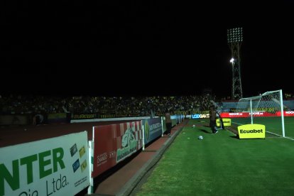En el estadio La Cocha de Latacunga se retrasó el inicio del segundo tiempo entre Mushuc Runa y Barcelona