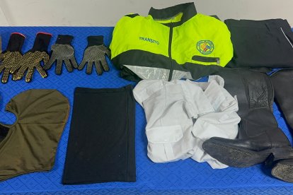 Entre las evidencias constan los uniformes usados para cometer los robos.