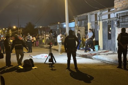 Los afectados libaban afuera de la vivienda.