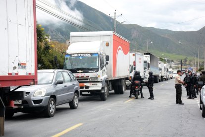 El paso estuvo cerrado por unas cuatro horas. Policía antimotines llegó al lugar.