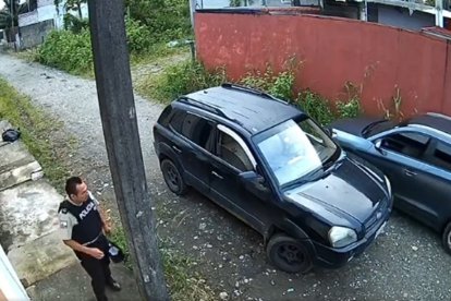 En ese momento se acercó un carro negro y el uniformado lo vio.