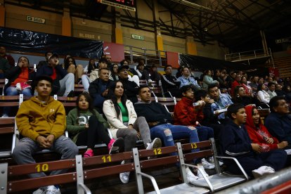 Cerca de 1.300 personas llegaron al coliseo Julio César Hidalgo para apoyar a los albos.