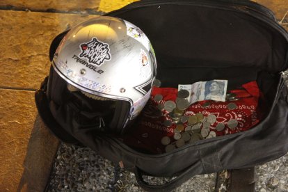 La caja de su saxofón es la que recibe las monedas de quienes lo apoyan.