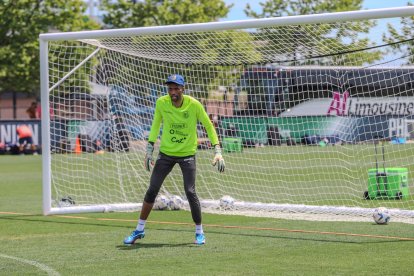 Alexander Domínguez entrenado con gorra, cumplió los 37 años.