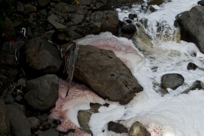 En varios tramos del Machángara se forma espuma de varios colores, debido a los químicos contaminantes que lo afectan.