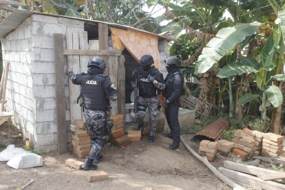 Los agentes ingresaron a las casas para constatar si estaban siendo habitadas o no, pero en 10, efectivamente, no había nadie en el interior.